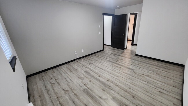 Building Photo - Beautiful, Newer 2 Bedroom, 2 Bathroom Apa...