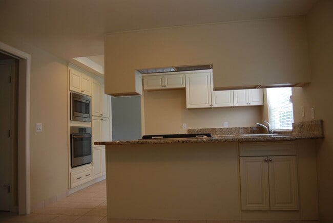 Building Photo - 4 Bedroom Home in Southwest Reno!