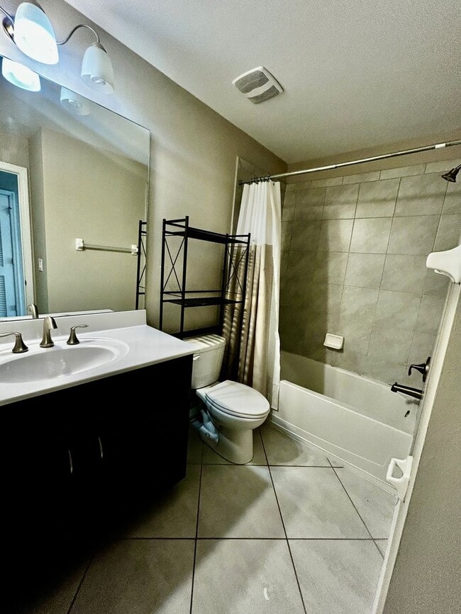 Building Photo - Beautiful 3-Bedroom 2.5 Bath Single-Family Home in Hammock Cove