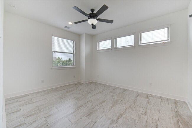 Building Photo - 18815 River Overlook Ct