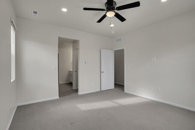 Building Photo - $3,230.95 with $300 off the first month's Rent - 4 Bedrooms, 3.5 Bathrooms, Townhouse in Broomfie...