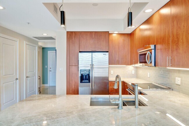 Building Photo - 315 NE 3rd Ave