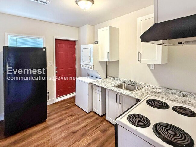 Building Photo - 205 9th Ave W