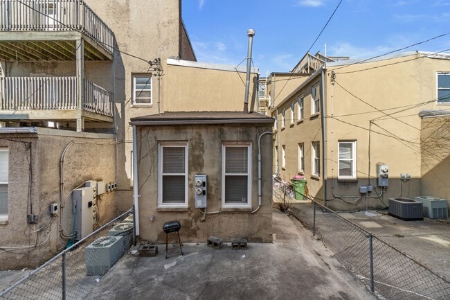 Building Photo - 2027 E Baltimore St