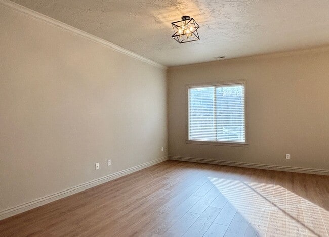 Building Photo - Lovely Townhome at Cottages on Ninth!