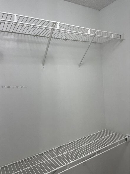 Building Photo - 570 S Park Rd