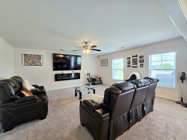 Building Photo - 2160 Alden Dr