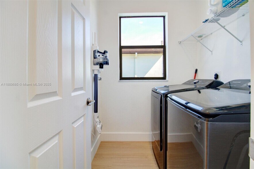 Building Photo - 21016 NE 2nd Ct