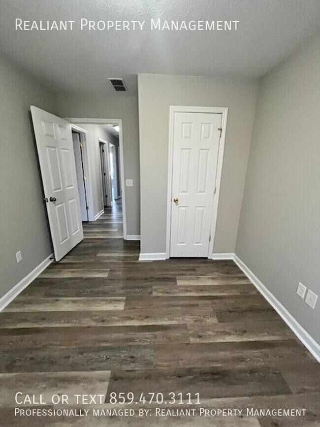 Building Photo - 820 Charles Ave