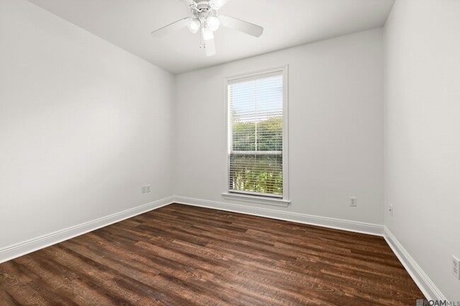 Building Photo - 10638 Hillmont Ave
