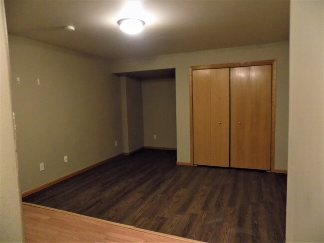 Building Photo - Large 3bedroom/2.5 bath Iowa City Townhouse