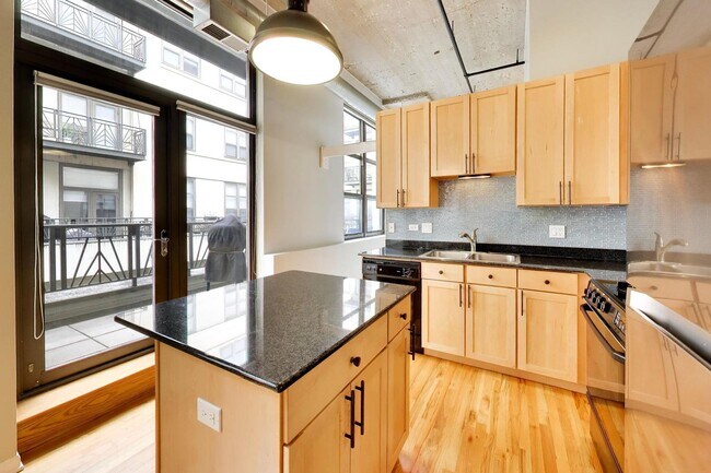 Building Photo - 758 N Larrabee St