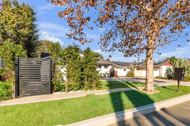 Building Photo - 14753 Hartland St