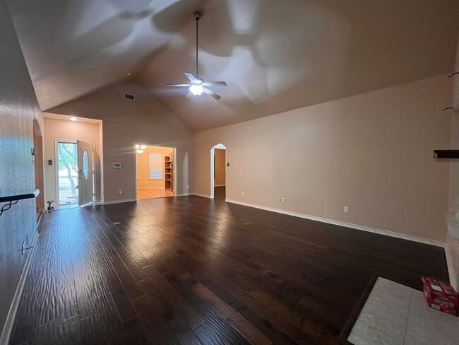 Building Photo - Gated Entry 5 bedroom, 3.5 Bath Home on 16...