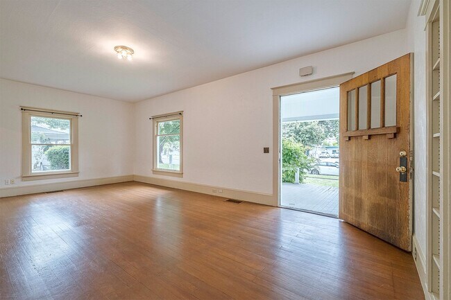 Building Photo - Charming bungalow