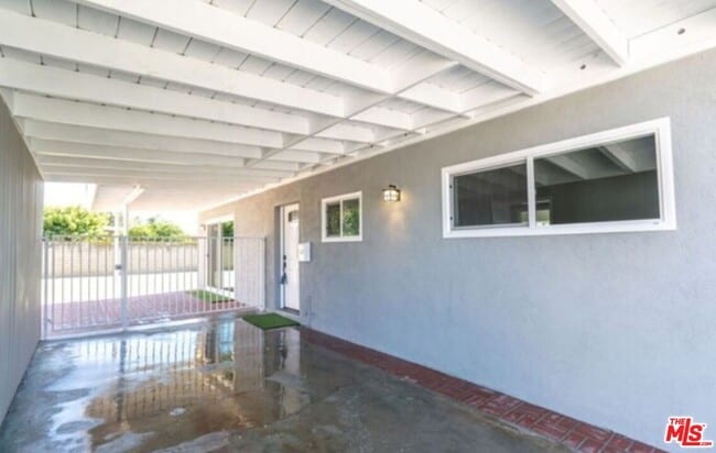 Building Photo - 526 W Ash Ave