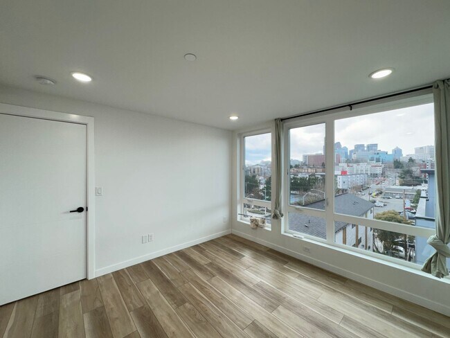 Building Photo - 3B3B cozy townhome