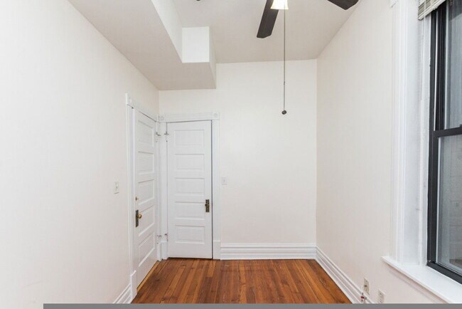 Building Photo - 907 W Addison St