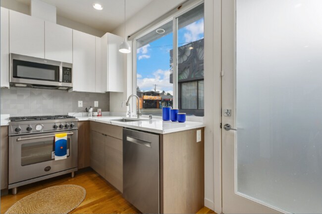 Building Photo - Modern 3 Bed Townhouse in Seattle | 2 Bath $3,800!!