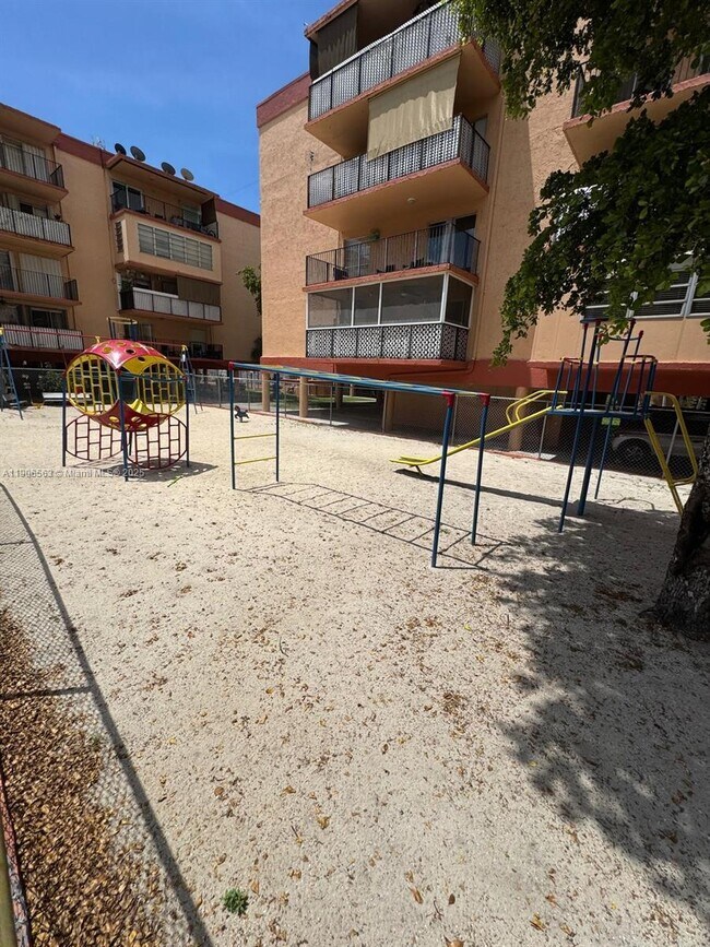 Building Photo - 1910 W 56th St