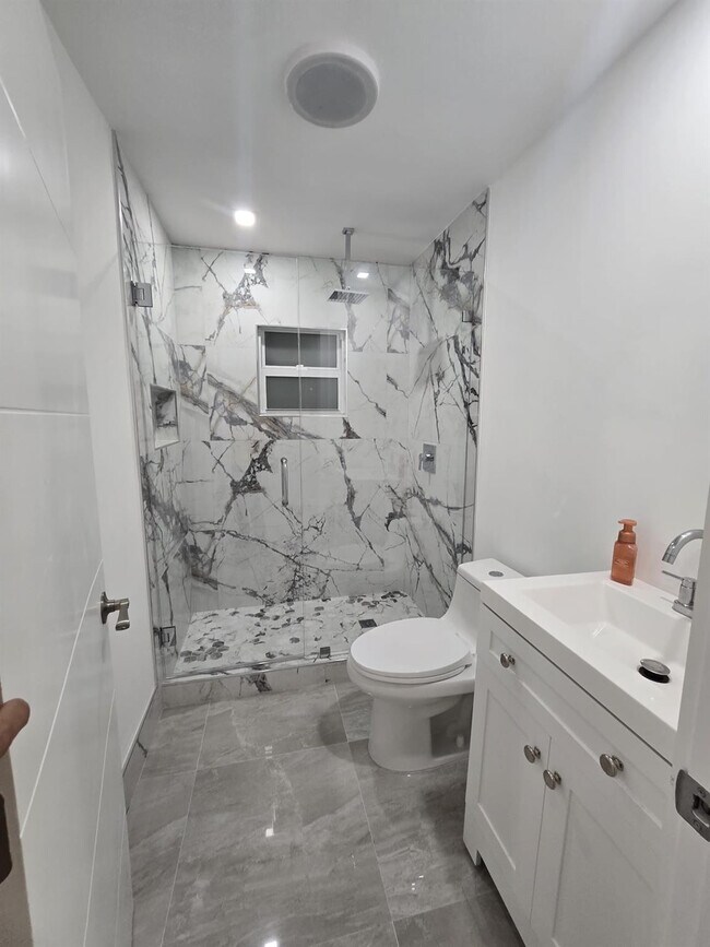 Building Photo - 2207 Taft St