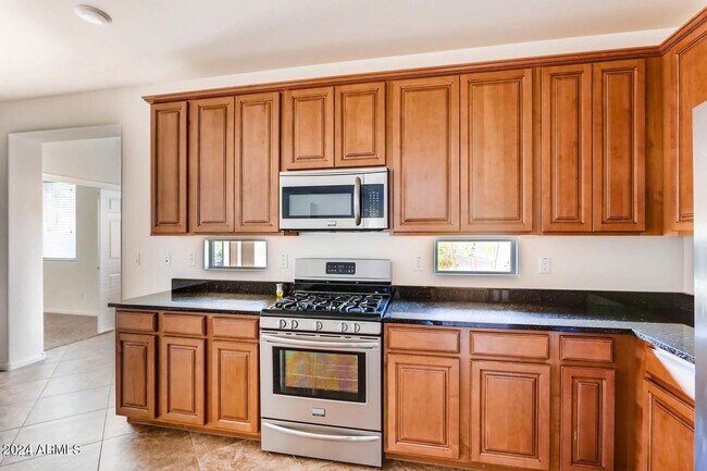 Building Photo - 1740 W Cottonwood Ln