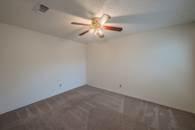 Building Photo - Amazing Townhome