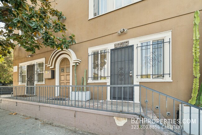 Building Photo - 6680 De Longpre Ave