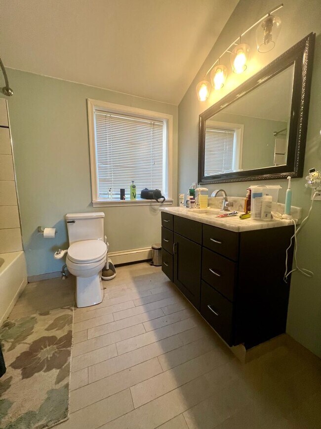 Building Photo - Gorgeous 1-Bedroom Bi-Level Apartment in Passyunk Square! Available NOW!