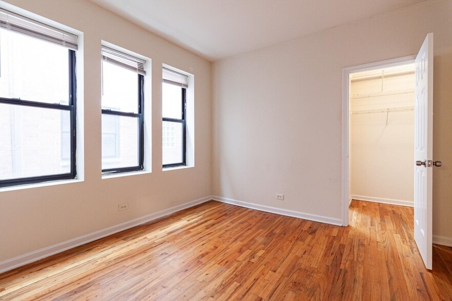 Building Photo - 917 W Dakin St