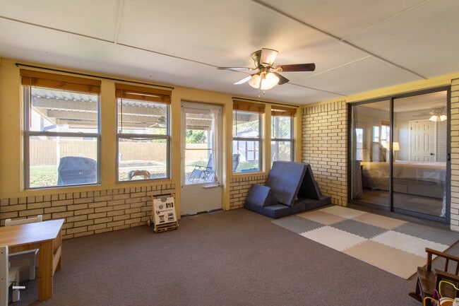 Building Photo - 5604 Greentree Ave