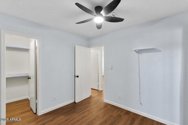 Building Photo - 330 W Tonopah Dr