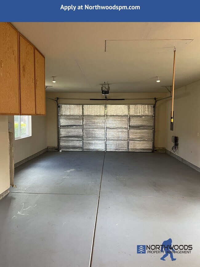 Building Photo - PET FRIENDLY!! Beautiful 3 Bedroom 2 Bath Home in Eagle Point Golf Course Community