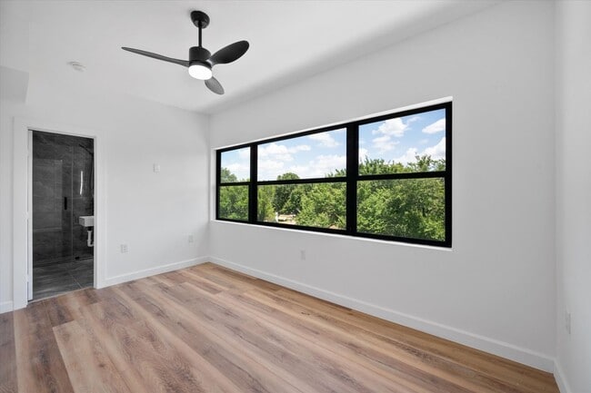 Building Photo - Spacious Townhouse in Dallas