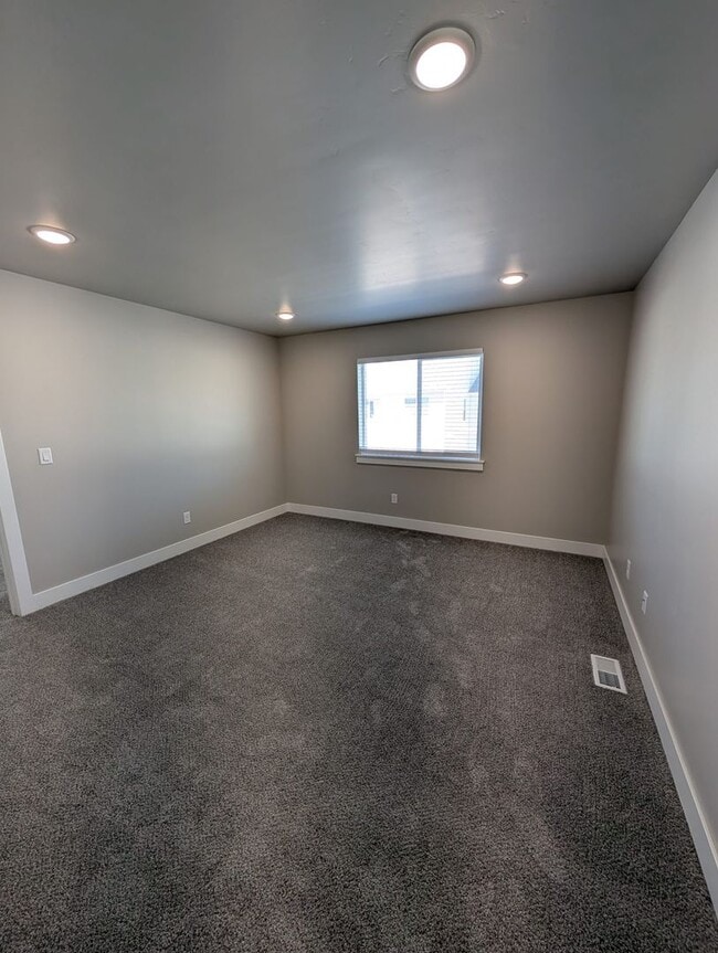 Building Photo - 5560 Trueman St