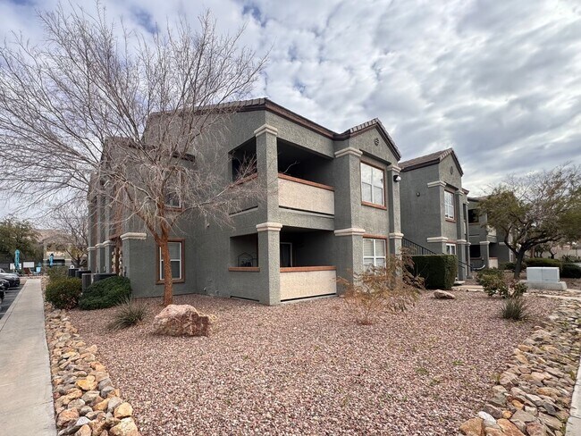 Building Photo - 2nd Floor 2 Bedroom Condo in Gated Community