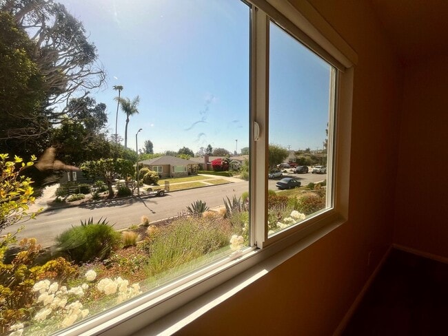 Building Photo - VISTA DEL ORO  3 BEDROOM HOUSE