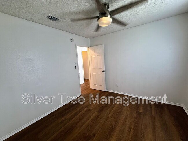 Building Photo - 6845 S Creek Dr
