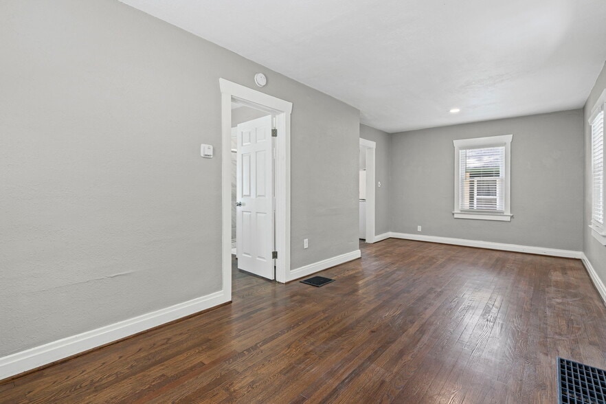 Building Photo - 810 W 77th St