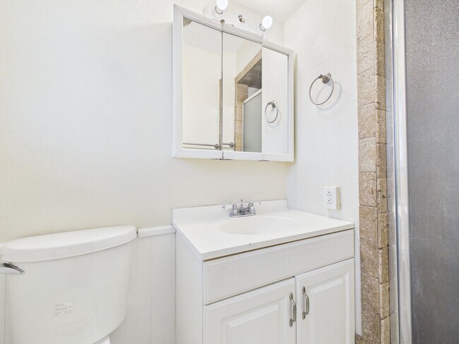 Building Photo - 4663 SE Brighton Dr