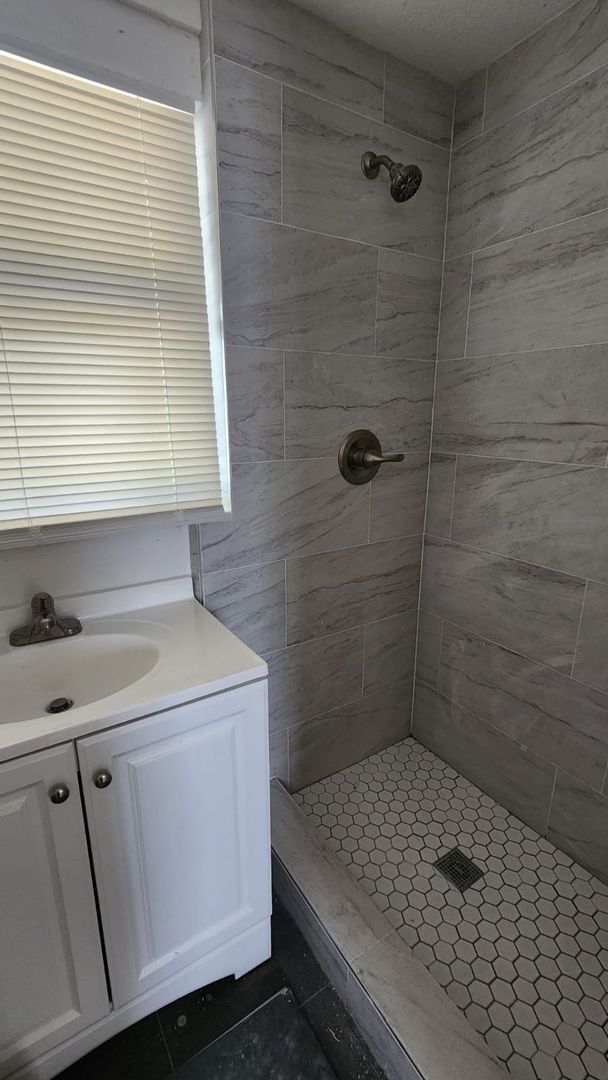Building Photo - Renovated 4/2 Home Tampa Available Now