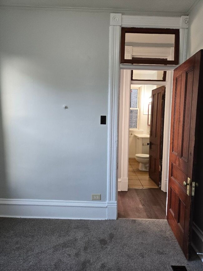 Building Photo - 530 E 45th St