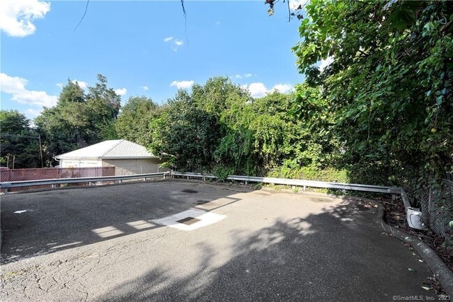 Building Photo - 220 Alder St