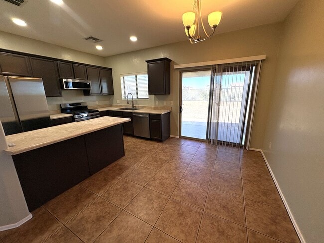 Building Photo - Move in ready Vail School District