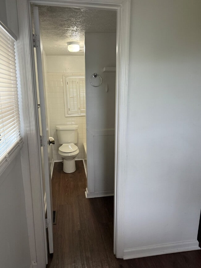 Building Photo - Very Large 3 or 4 bedroom home with nice y...