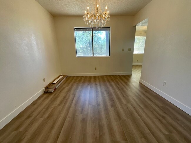 Building Photo - Great Northwest location Magee & La Canada