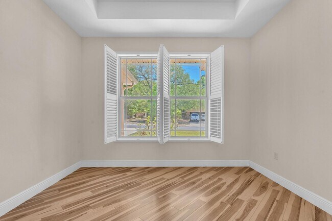 Building Photo - Stunning 4 Bedroom in PRIME Location!!  South of I-10!!