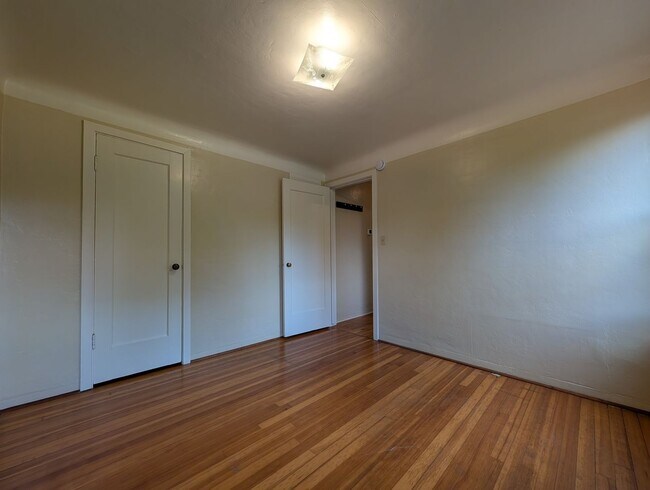 Building Photo - Great 2 bed/1 bath with tons of character!