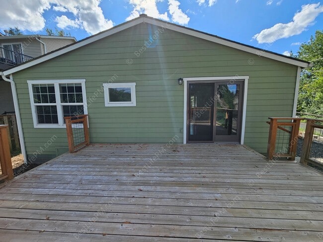 Building Photo - 408 SE Kibling St