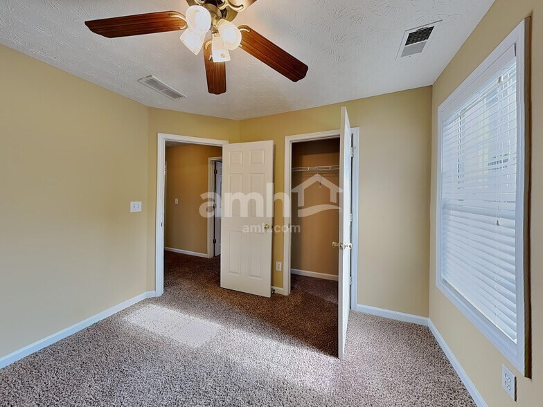 Building Photo - 2041 Vintage Oaks Dr